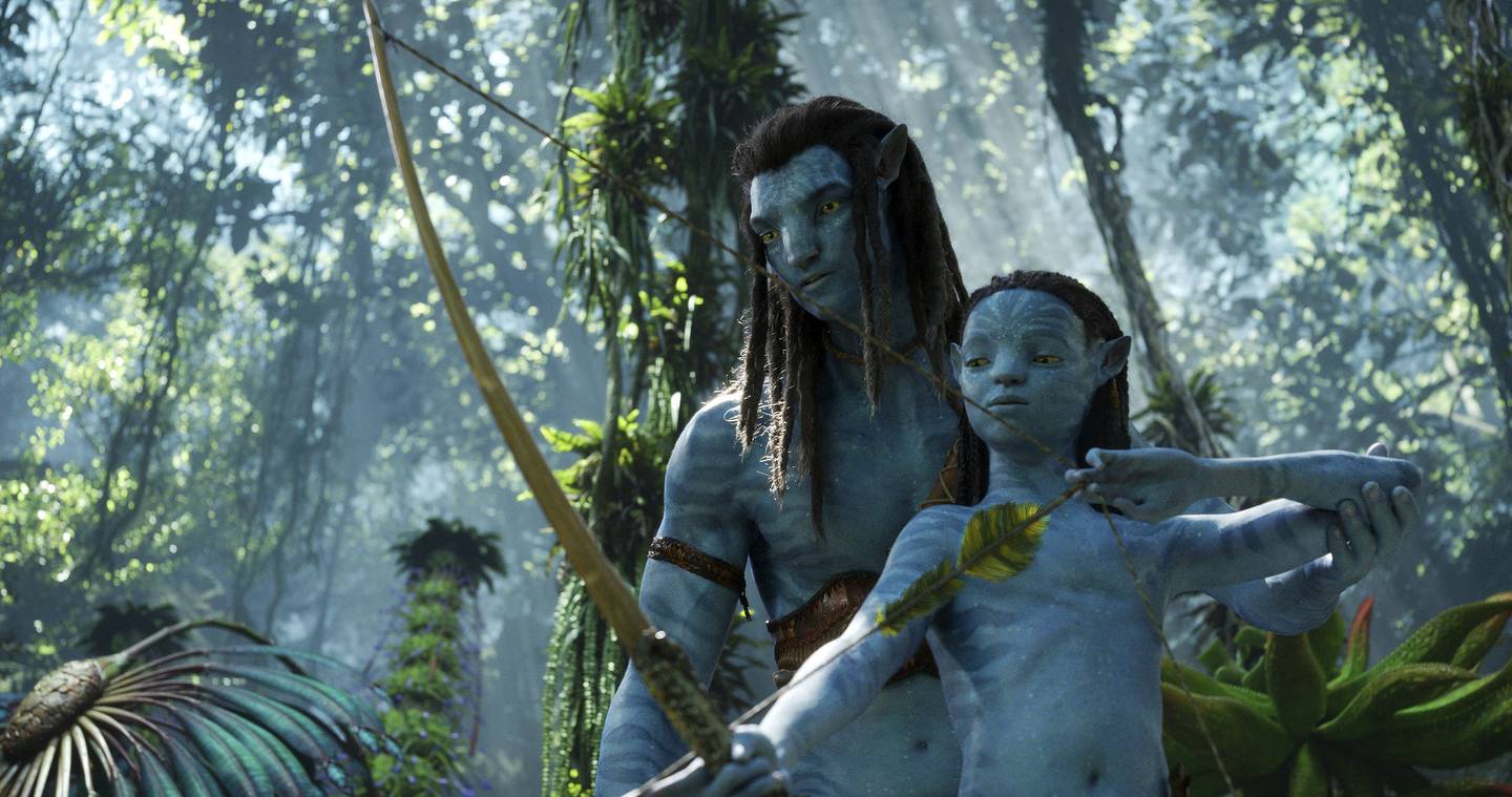 Sam Worthington som Jake Sully og Jamie Flatters som Neteyam i «Avatar: The Way of Water», som fortsetter å gjøre det skarpt på norske kinoer også. Foto: 20th Century Studios