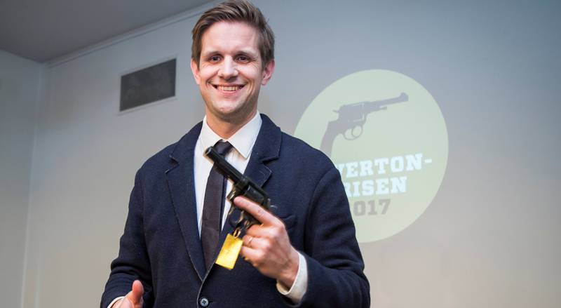 Vinner av Rivertonprisen 2017 Aslak Nore, med utmerkelsen «Den gylne revolver». FOTO: HEIKO JUNGE/NTB SCANPIX