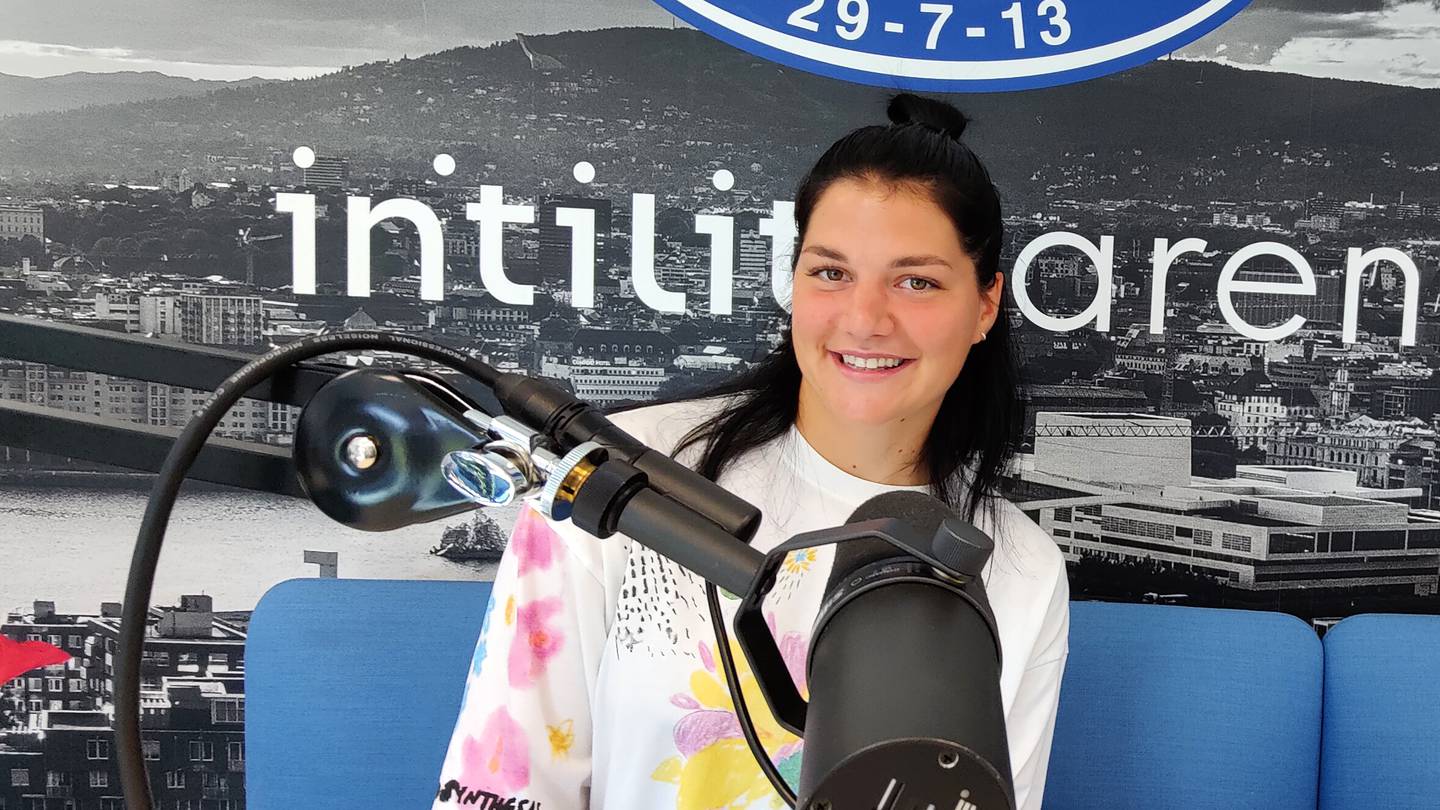 Dejana Stefanovic foran mikrofon