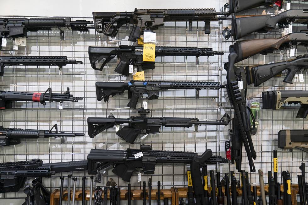 Skytevåpen i en butikk i Burbank i California. Canada innfører nå totalforbud mot import av slike våpen. Foto: AP / NTB