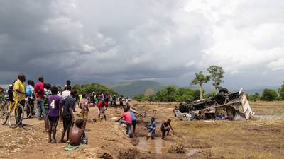 Store skader etter stormen i Malawi: − Alt blir feid bort av vannet