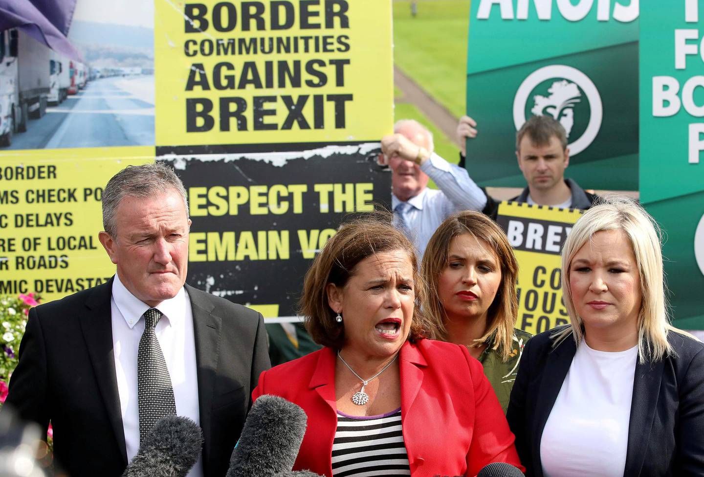 NORD-IRLAND: Sinn Fein-leder Mary Lou McDonald krever folkeavstemning om gjenforening av Irland. Her etter møtet med Johnson i forrige uke. FOTO: NTB SCANPIX