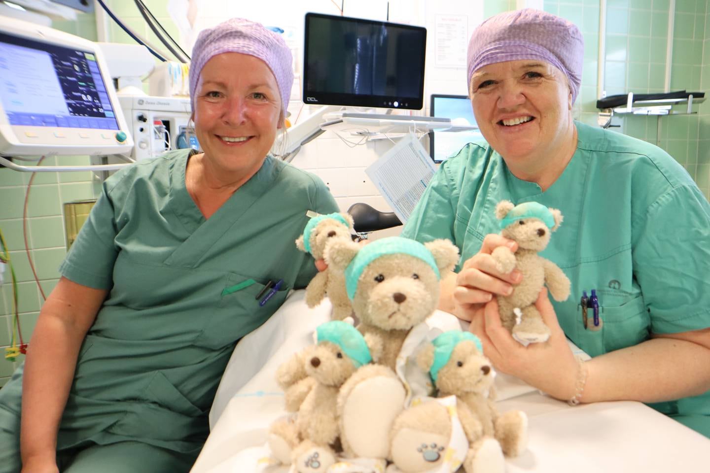 Mari- Anne Halvorsen er anestesisykepleier ved Drammen sykehus, her sammen med kollega Inger Mari Vinje.