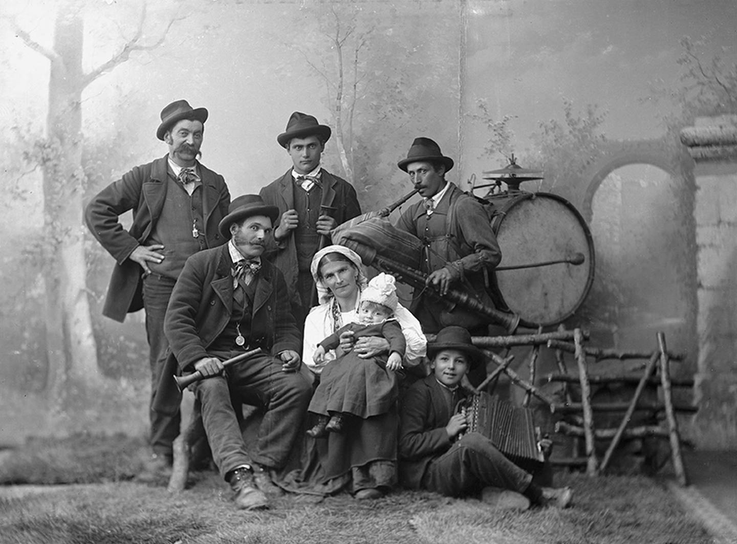 En italiensk musikergruppe hos fotografen ca. 1895.