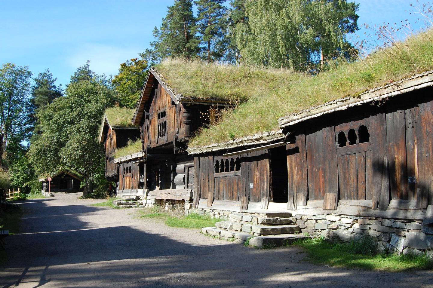 Norsk Folkemuseum ligger på Bygdøy og består av både innendørs og utendørs utstillinger av hvordan folk levde i Norge fra 1500-tallet og frem til i dag.