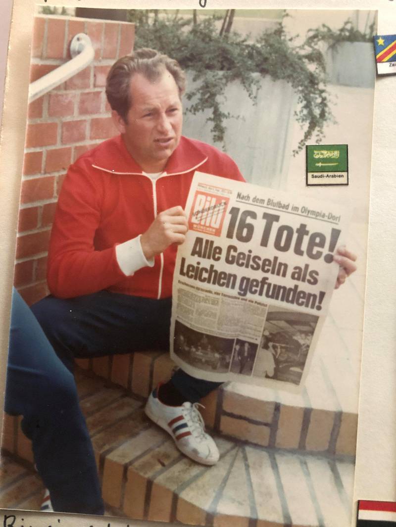 Landslagstrener Thor Ole Rimejorde med forsiden til Bild-Zeitung. Foto: Per Søderstrøm