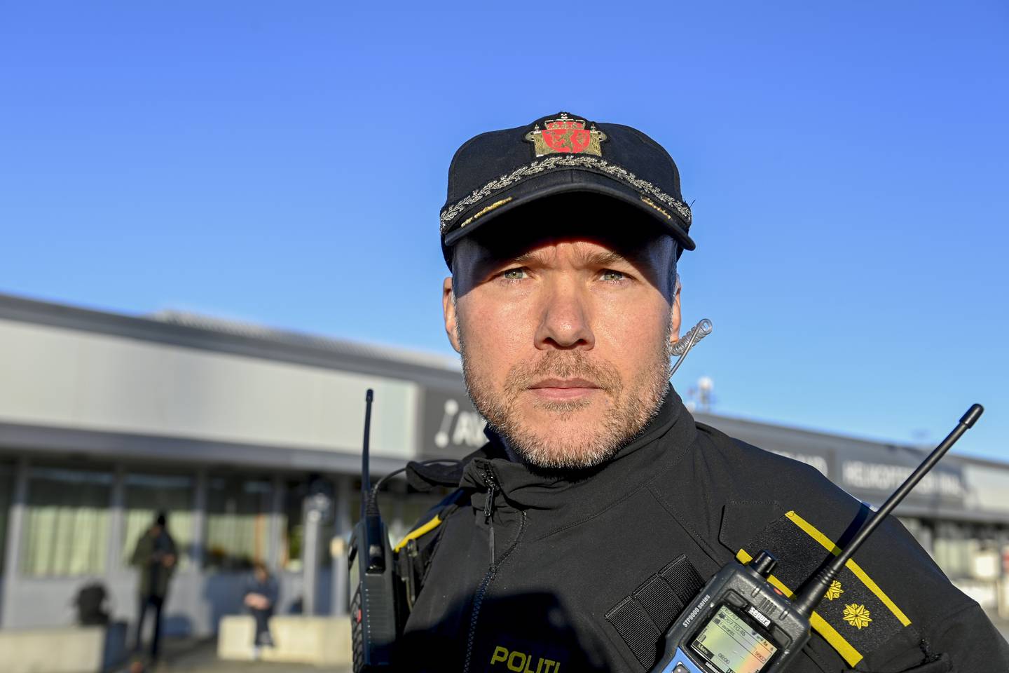 Politiets innsatsleder Ørjan Djuvik svarer på spørsmål etter Flesland lufthavn i Bergen ble stengt på grunn av droneobservasjoner. Foto: Marit Hommedal / NTB