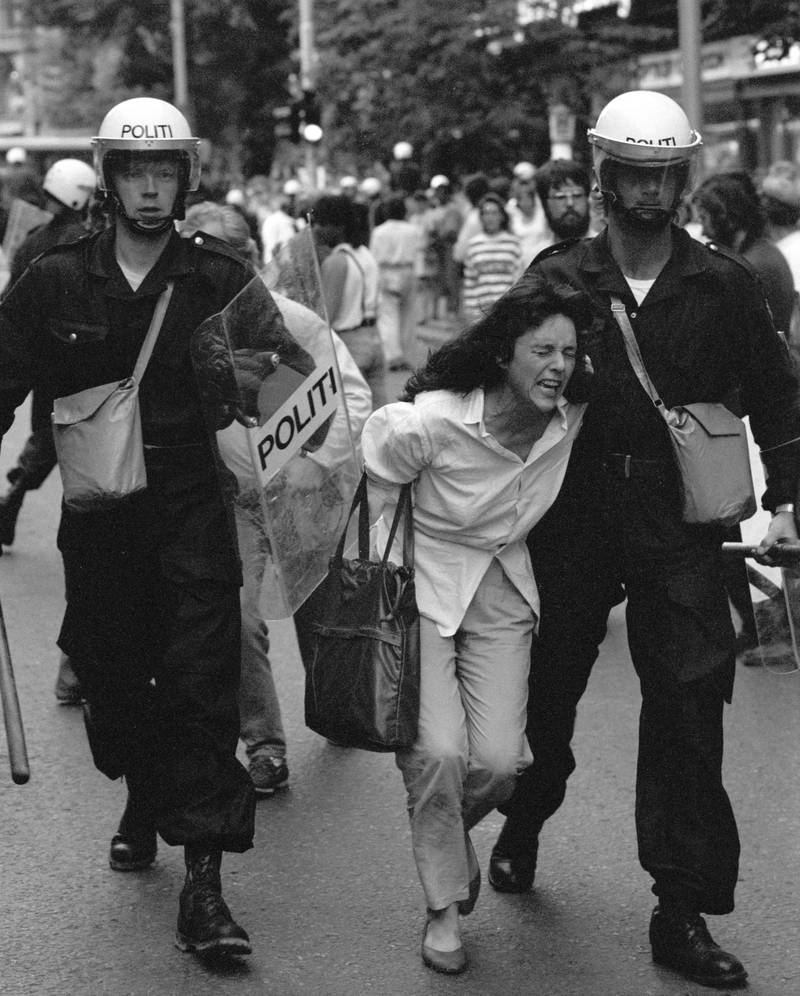 Sommeren 1988 var det det store demonstrasjoner mot nedskjæringer på Oslo-budsjettet. Her arresteres kvinneaktivisten Unni Rustad foran Oslo rådhus da det kom til sammenstøt mellom politi noen av de flere hundre demonstrantene under demonstrasjonen. FOTO: MORTEN HOLM/NTB SCANPIX