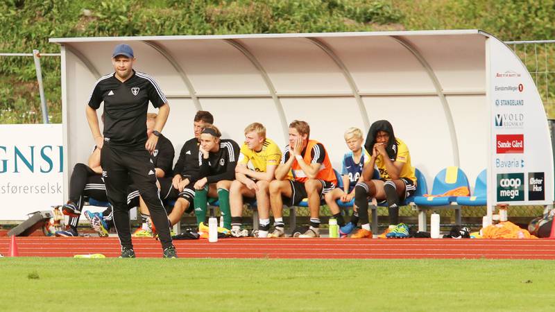 Sola-trener Øystein Elvestad ser bekymret ut på sidelinjen. Foto: Pål Karstensen