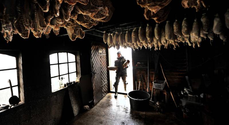 På Syse Gård røykes gårdens lammekjøtt i en tradisjonsrik røykestue. FOTO: REINHOLD KAGER