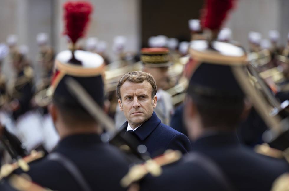 Frankrikes president Emmanuel Macron ser på soldater i uniform under en militærseremoni i Paris 4. november.