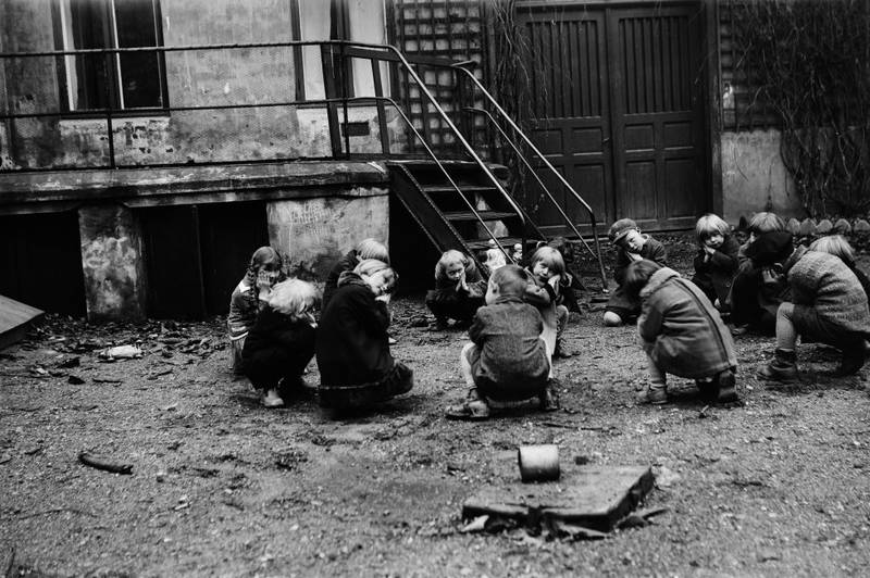 Utendørslek ved Tøyenkirkens barnekrybbe rundt 1930, i Herslebs gate 43.