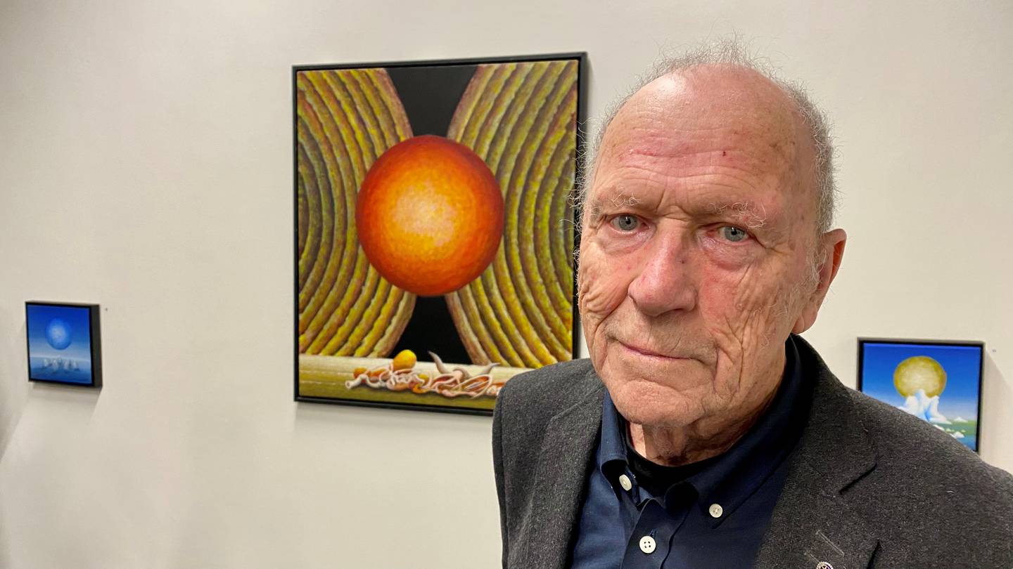 Sigvard Marnburg (90) åpnet ny utstilling i Skur 2 i Stavanger sentrum fredag kveld. - Jeg ønsker at publikum skal tenke og reflektere selv om hva de ser, sier 90-åringen.