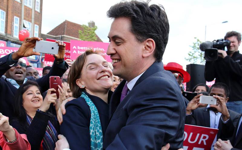 Ed Miliband omfavnes av kona Justine under et valgkamptreff i Harrow i London. Miliband håper å bli landets neste statsminister. FOTO: CHRIS RADBURN/NTB SCANPIX