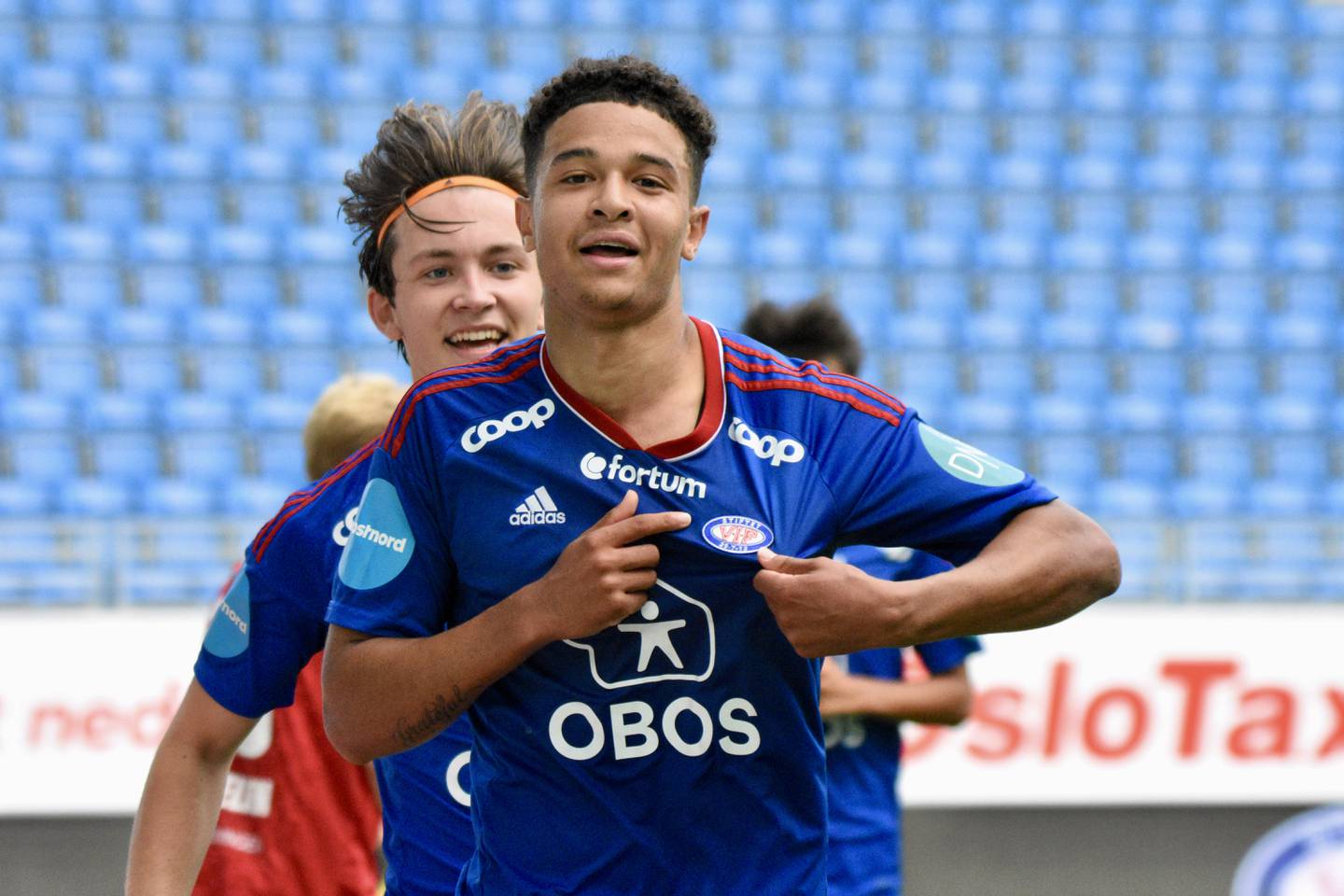 Jacob Dicko Eng feirer 2-0-målet mot Gjøvik-Lyn.