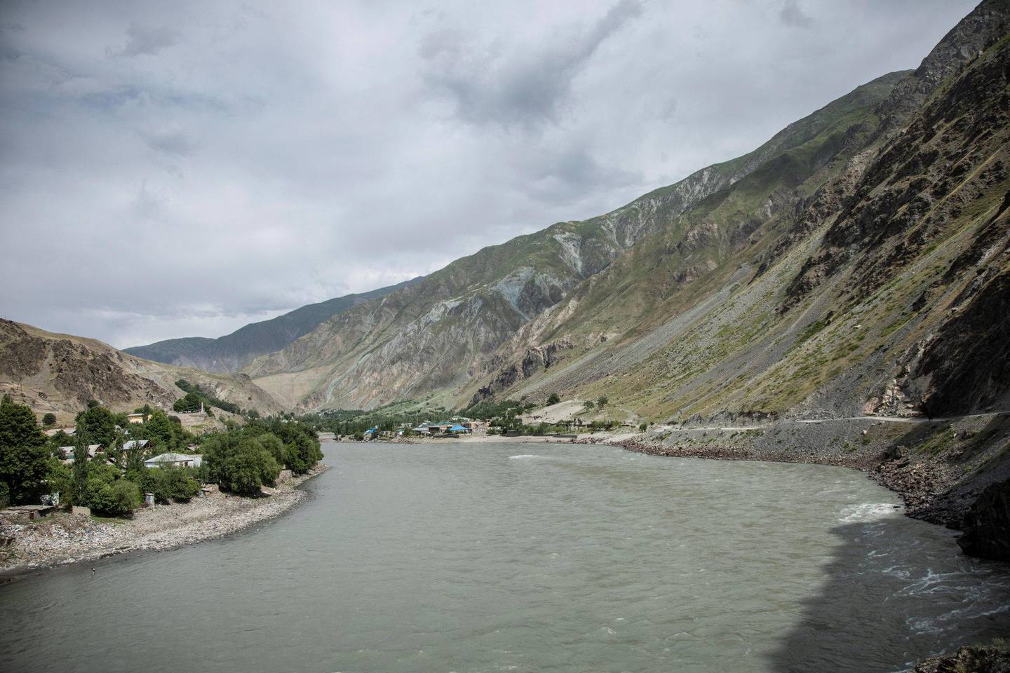 Om vinteren fryser elven til is. Da hender det at innbyggere fra den afghanske siden sniker seg over grensen, og tar mat fra den tadsjikiske landsbyen.