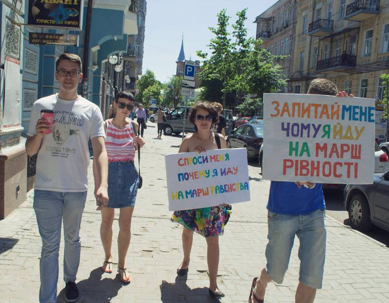 Ungdomsgruppen til Gay Alliance i Ukraina lager reklamefilmer til sosiale medier. «Spør meg om hvorfor jeg skal på likhetsparaden» står det på plakatene. Fredag ettermiddag er det fortsatt uklart om demonstrasjonen vil gå av stabelen.