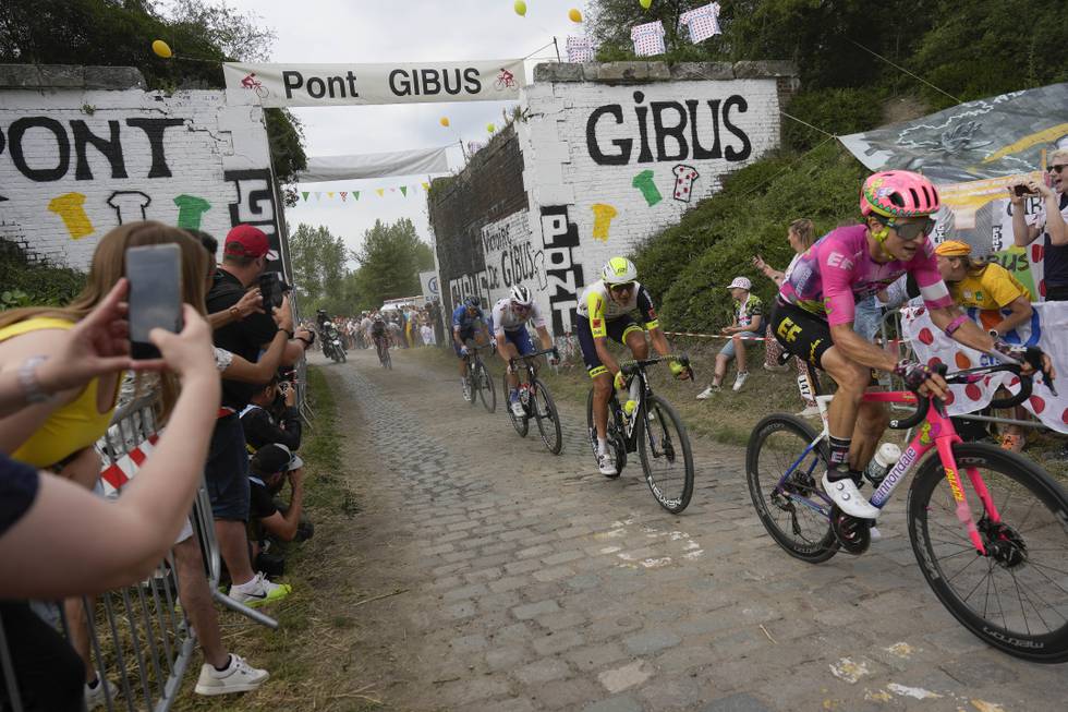 Edvald Boasson-Hagen avbildet i onsdagens brudd i Tour de France. Her er han bak Neilson Powless og Taco van der Hoorn. Foto: Thibault Camus / AP / NTB