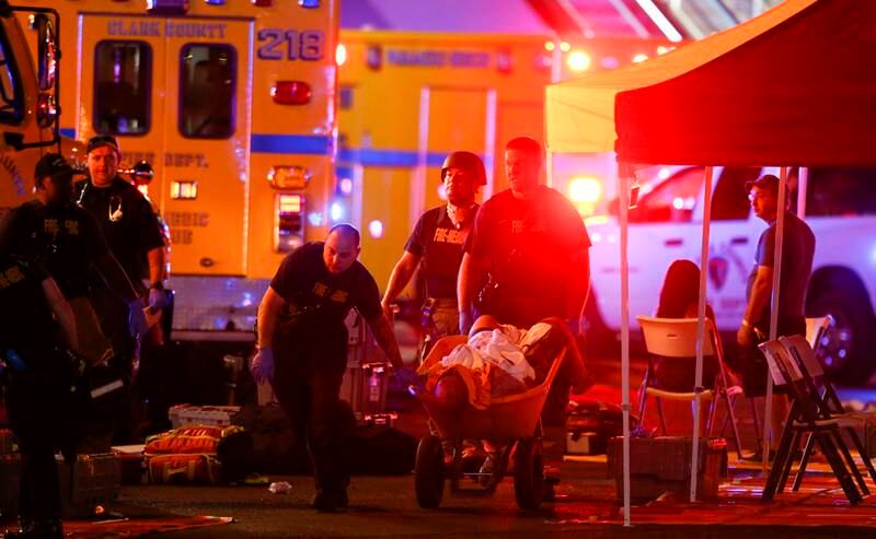 En såret person blir fraktet i en trillebår under skytingen ved en countryfestival utenfor Mandalay Bay Hotel i Las Vegas. 40.000 mennesker var til stede på konserten med den kjente countryartisten Jason Aldean.