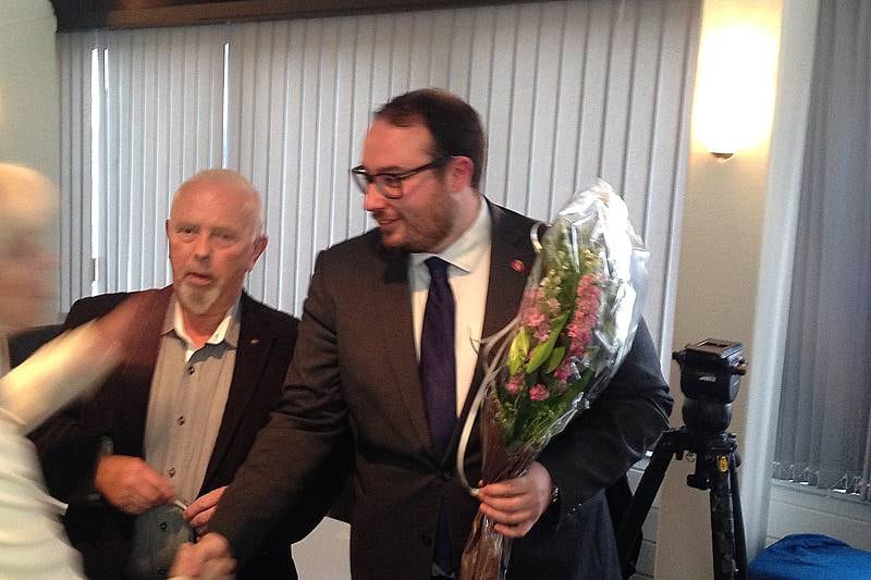 Christian Wedler gratuleres etter å ha vunnet avstemningen med 47 mot 40 stemmer mandag kveld. Dermed blir bergenseren Stavanger Frps ordførerkandidat.