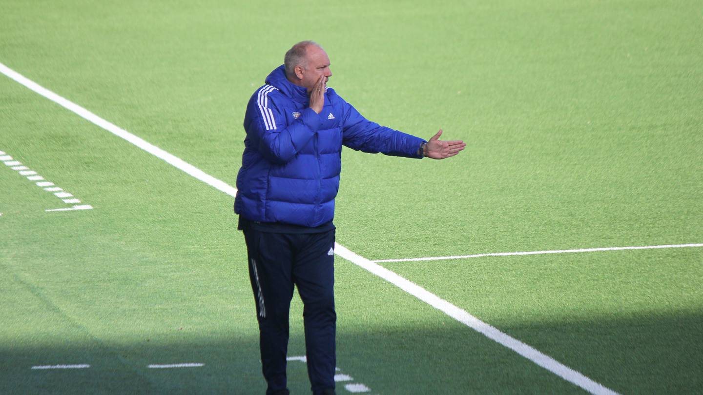 VIF-trener Dag-Eilev Fagermo var som vanlig aktiv på sidelinja og skrek ut sine beskjeder underveis i treningskampen mot Stabæk.