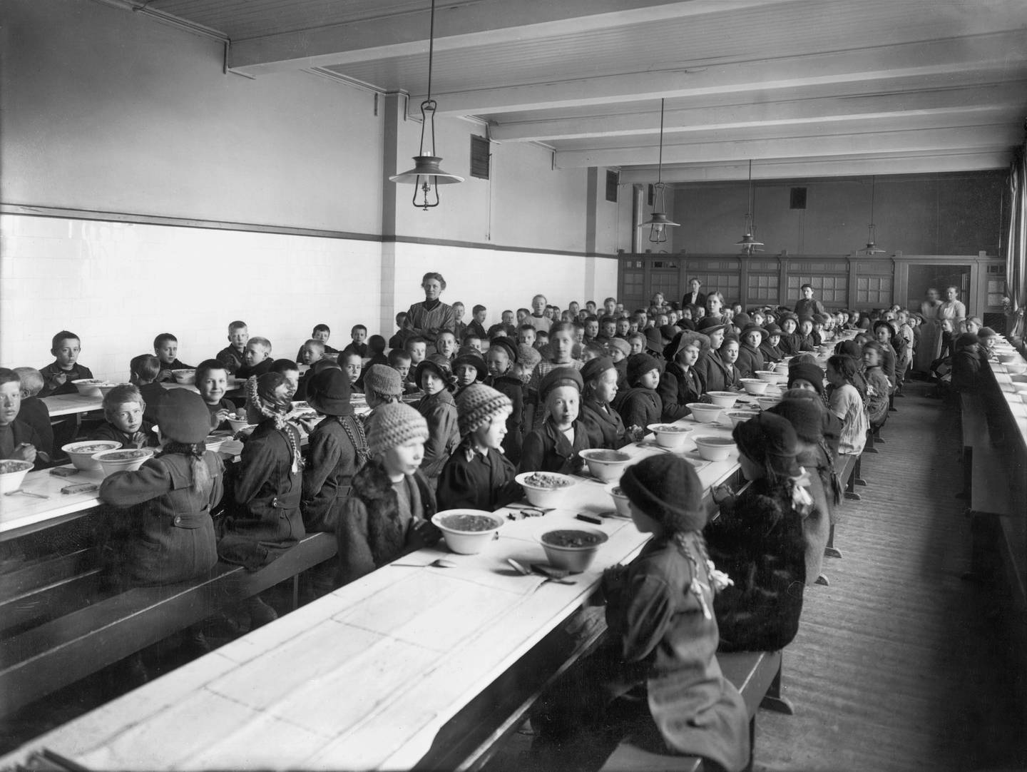 Mange fattige barn var sultne og slitne og fikk raskt straff for dovenskap. Kampen skole var derfor tidlig ute med mat til barna. Bildet viser spisesalen på Kampen skole i 1902.
