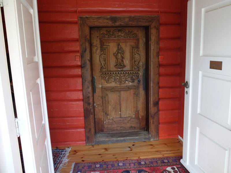 Den gamle døra fra 1700-tallet som ble fredet av Riksantikvaren allerede i 1927.