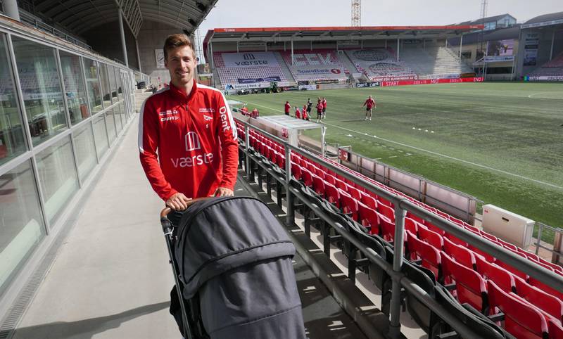 FFK-spiller Nicolay Solberg trives i papparollen – også når lille Sonja (snart 1 år) må være med på jobb på Fredrikstad stadion. Klubben viser mye fleksibilitet og forståelse, mener han.