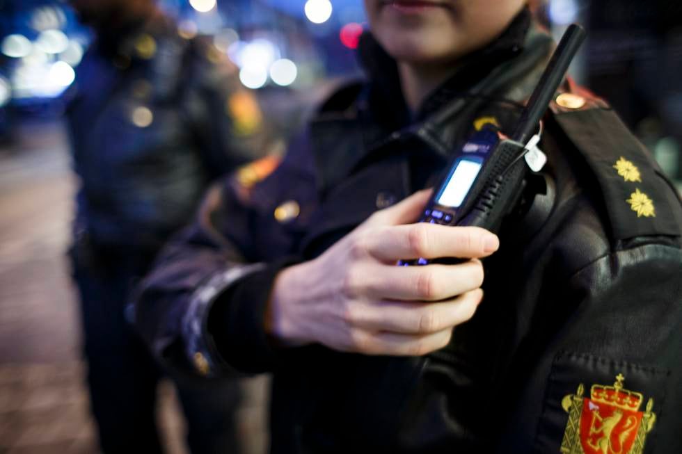 SKI  20161213.
Politiet i arbeid. Politifolk patruljerer gatene i Ski. NB! Modellklarert til redaksjonell bruk. 
Foto: Heiko Junge / NTB