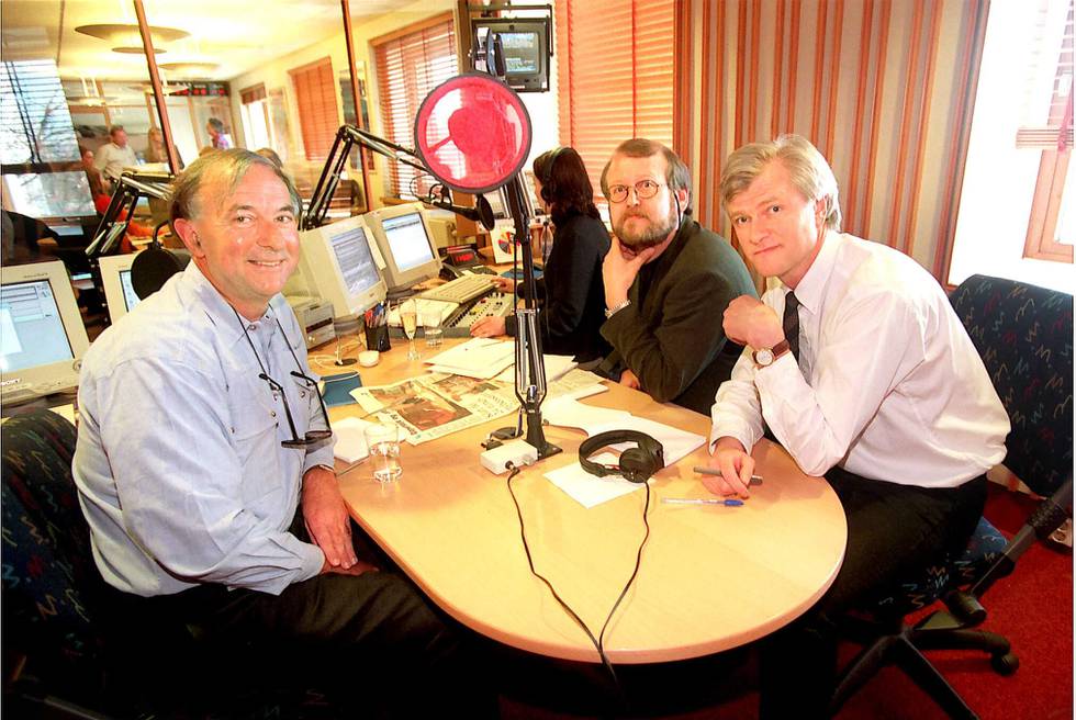 19970414
Fra venstre: ABC News Radios Ian Wolf, radiodirektør Tor Fuglevik og prosjektleder Frode Rekve er såre fornøyde med sin nye radiobaby, NRK Alltid Nyheter. 
