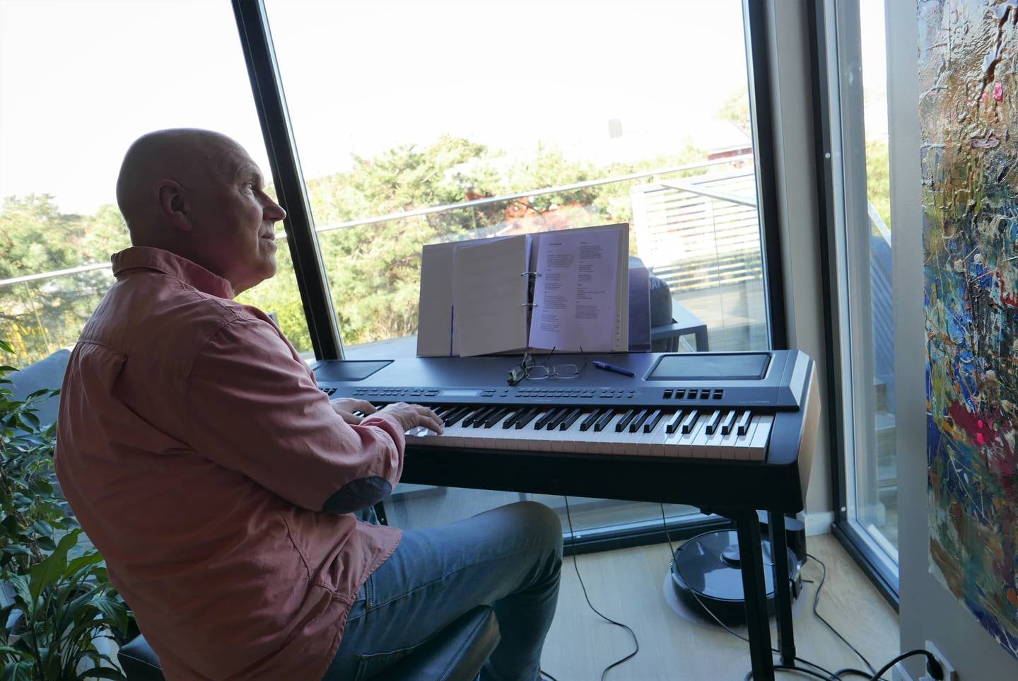 Tom Rohde-Moe ved pianoet hjemme på Kråkerøy, hvor han satt med god utsikt til Fredrikstad stadion da han skrev og komponerte "På vei mot no' større".