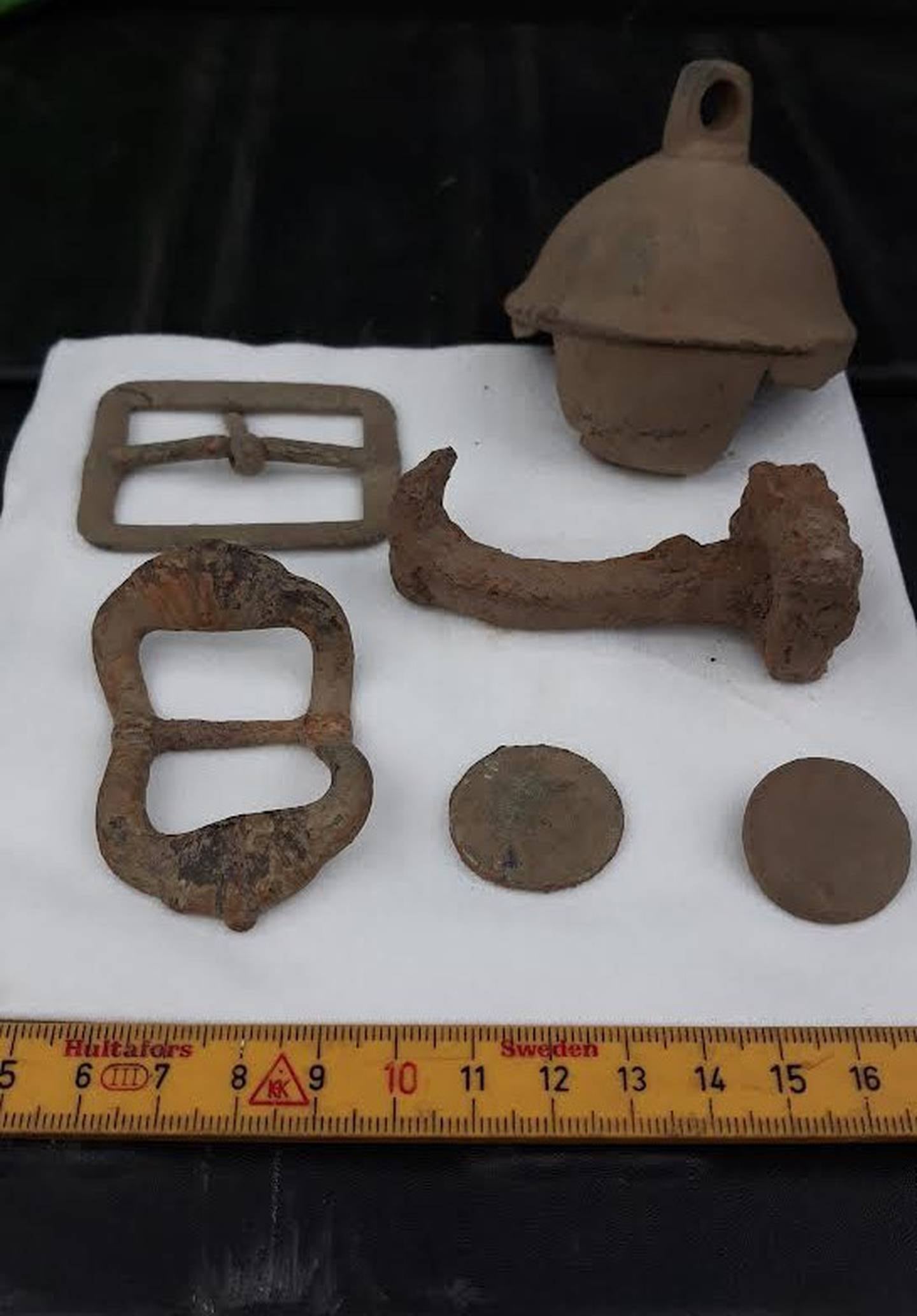 Flere gjenstander fra 1700- og 1800-tallet, som Tor Olafsen tidligere har funnet på Rolvsøy.