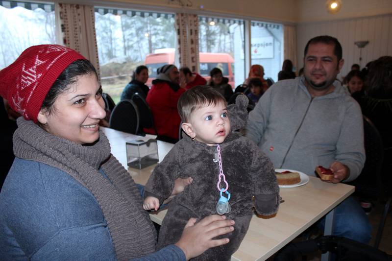 Lille Monena (7 md.) med mamma Azza Ahmed (27) fra Egypt og pappa Ehab Mani (32) fra Syria. Familien på tre er blant de mange som sitter på asylmottak langt over tida de var tiltenkt å være der. FOTO: MARTIN NÆSS KRISTIANSEN