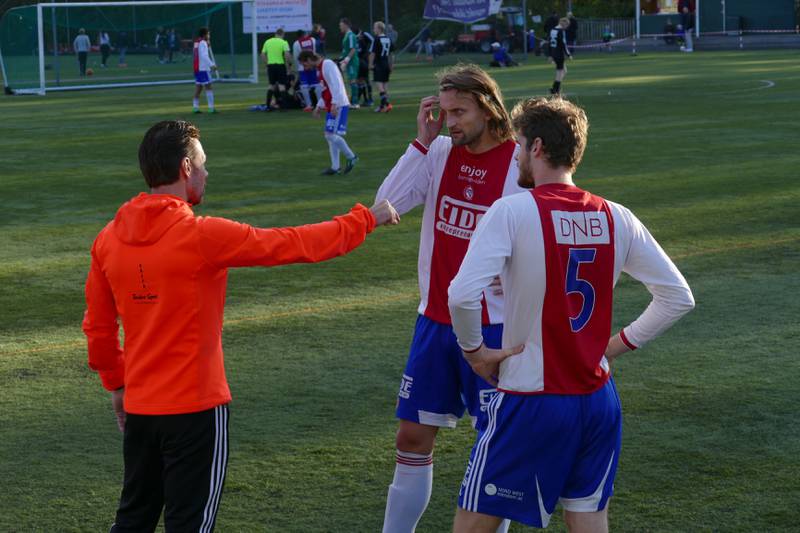 KFUM-trener Ståle Andersen, kaptein Eivind Sæther og Christian Dymbe diskuterer årsaken til tapet. FOTO: PER ERIK MOEN