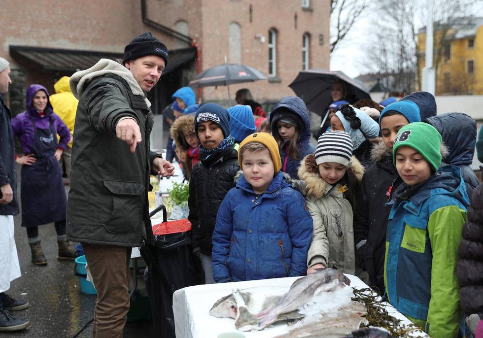 Andreas Viestad fra Geitmyra matkultursenter for barn, viser skoleelever fra 4. klasse ved Gamlebyen skole fisk i skolegården. Foto: Vidar Ruud/NTB scanpix