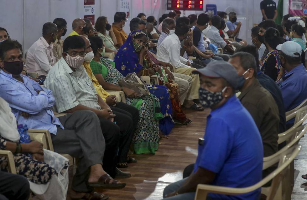 Indere venter på å bli vaksinert mot covid-19 i Mumbai. Landet produserer sine egne vaksiner. Foto: Rafiq Maqbool / AP / NTB
