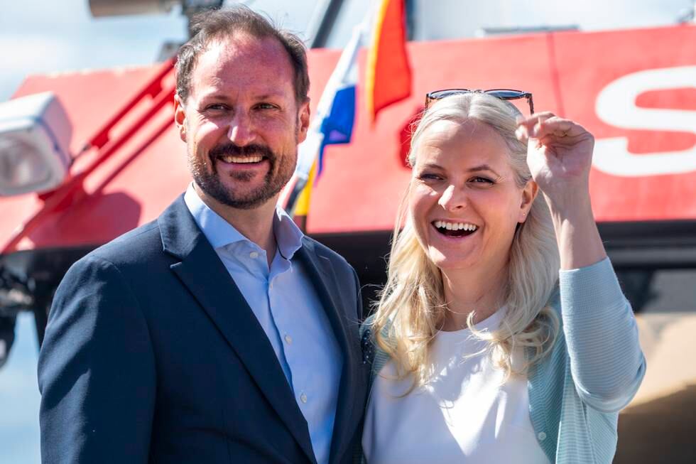 Kronprins Haakon og kronprinsesse Mette-Marit på et besøk på et fartøy fra Redningsselskapet på Honnørbrygga i Oslo tidligere i sommer. Foto: Terje Pedersen / NTB