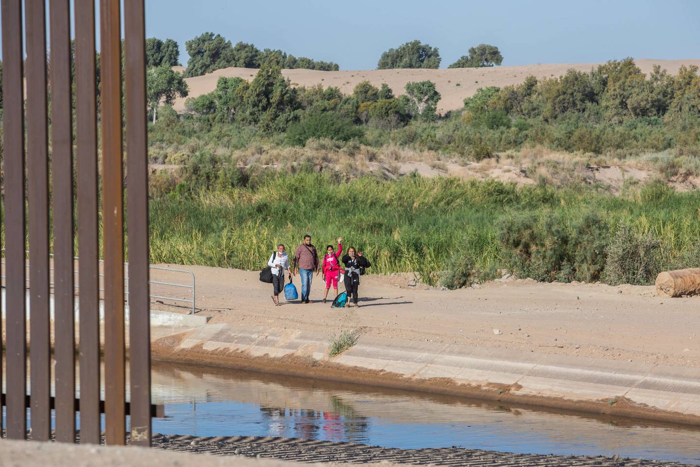En familie fra Colombia som vil søke i USA krysser grensa i Yuma, Arizona, i starten av mai. Familier og enslige barn oppsøker ofte grensevakter når de har krysset for å be om beskyttelse på humanitært grunnlag.
