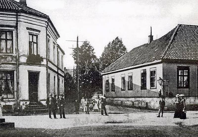 Høstegården: Ordfører Emil Andersen vokste opp, i søskenflokk på seks, i et anneks til Høstegården Kongens      gate 27 i Moss. Bildet er fra 1903.