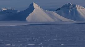 Skip med 15 personer om bord gikk på grunn på Svalbard
