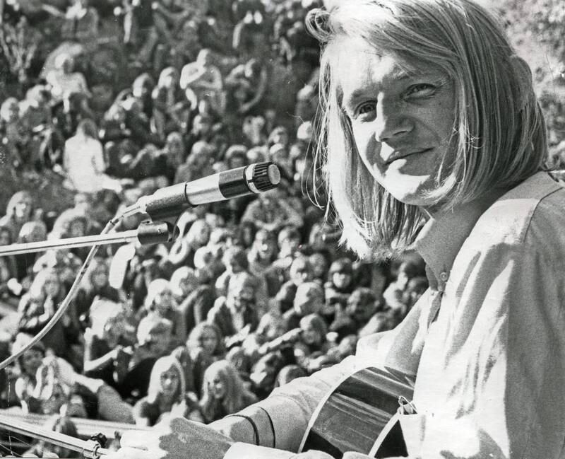 Finn Kalvik og tusenvis av mennesker på Kalvøyafestivalen, den aller første, som ble arrangert 5. september 1971.