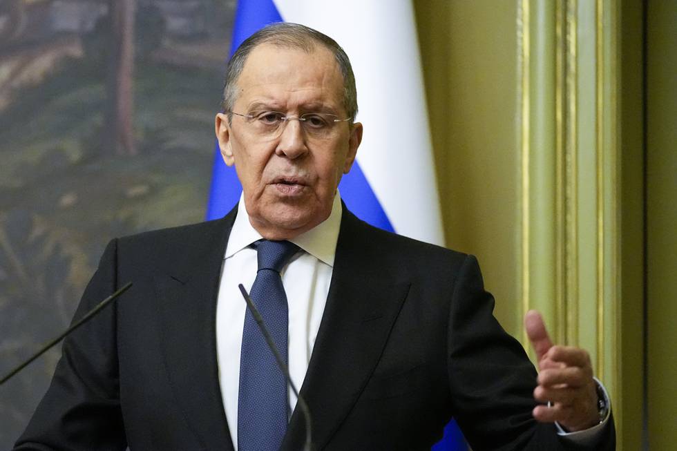 Russland vil ikke sette militæroperasjoner på pause i forbindelse med nye forhandlingsrunder, ifølge utenriksminister Sergej Lavrov. 
Foto: Aleksander Zemlianitsjenko / AP Photo / NTB