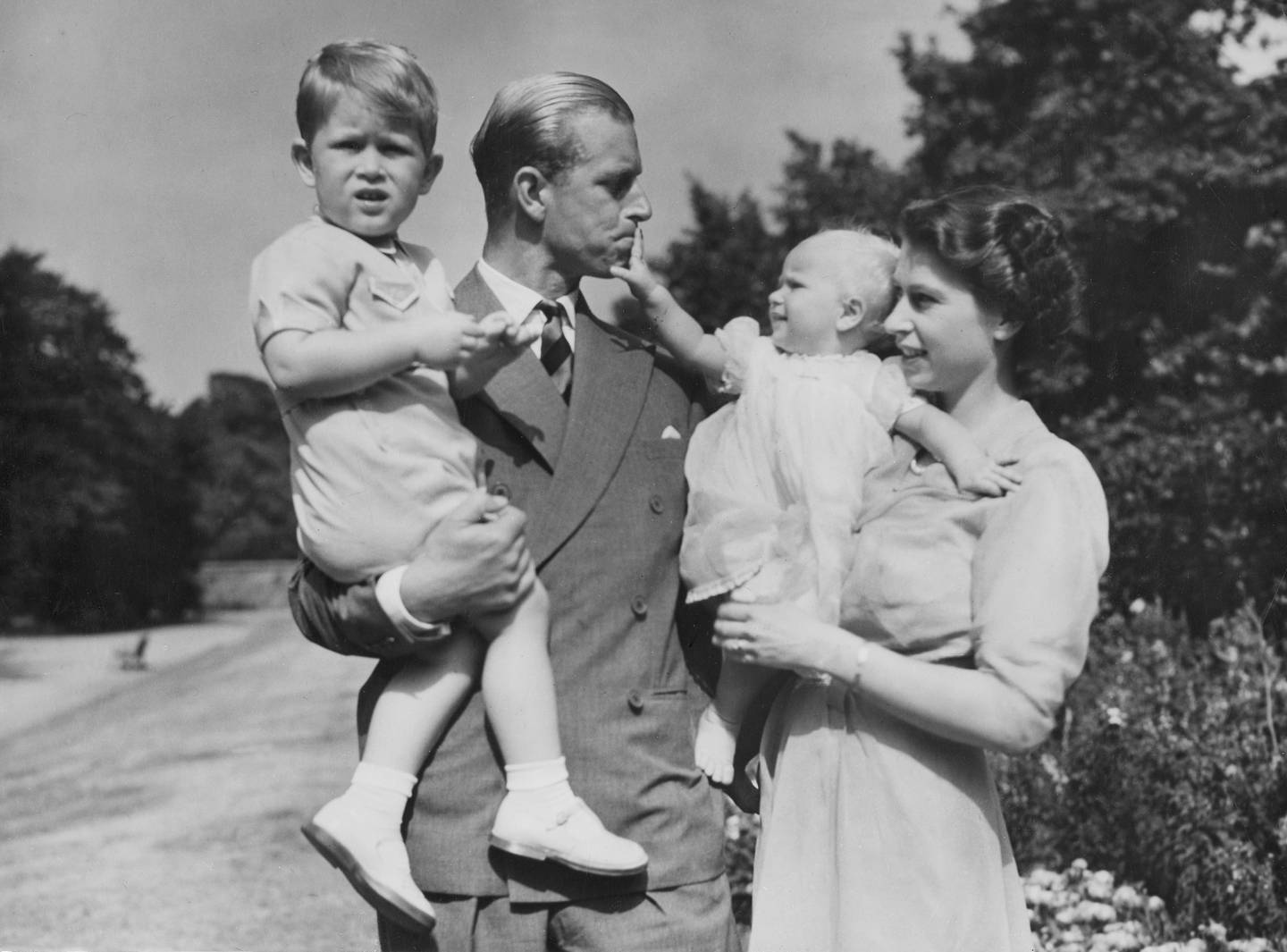 Daværende prinsesse Elizabeth og ektemannen prins Philip og barna prins Charles og prinsesse Anne  1951.