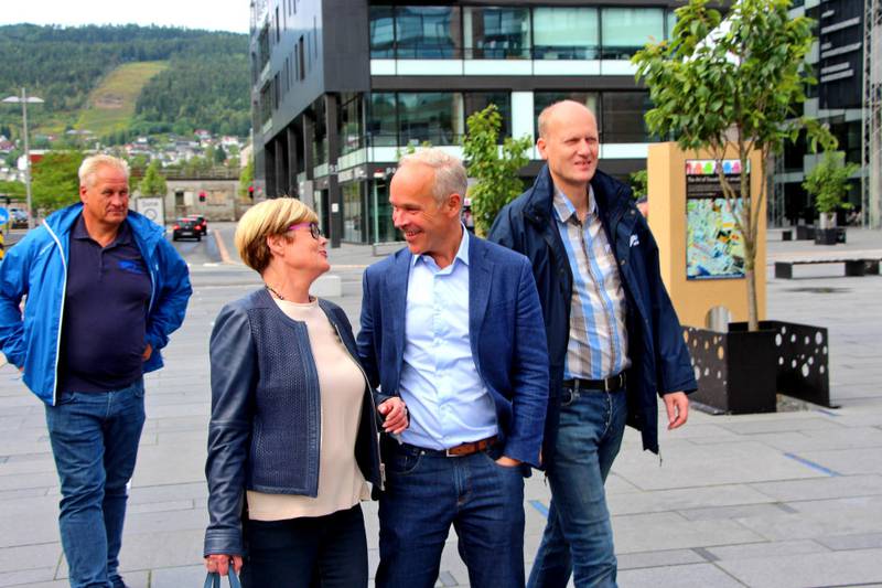 På besøk: Kristin Ørmen Johnsen, Jan Tore Sanner og Anders Werp. FOTO: KENNETH LIA SOLBERG