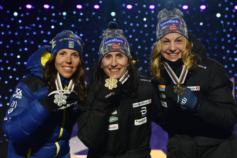 Charlotte Kalla, Marit Bjørgen og Astrid Uhrenholdt jacobsen fikk mdaljene tirsdag kveld.