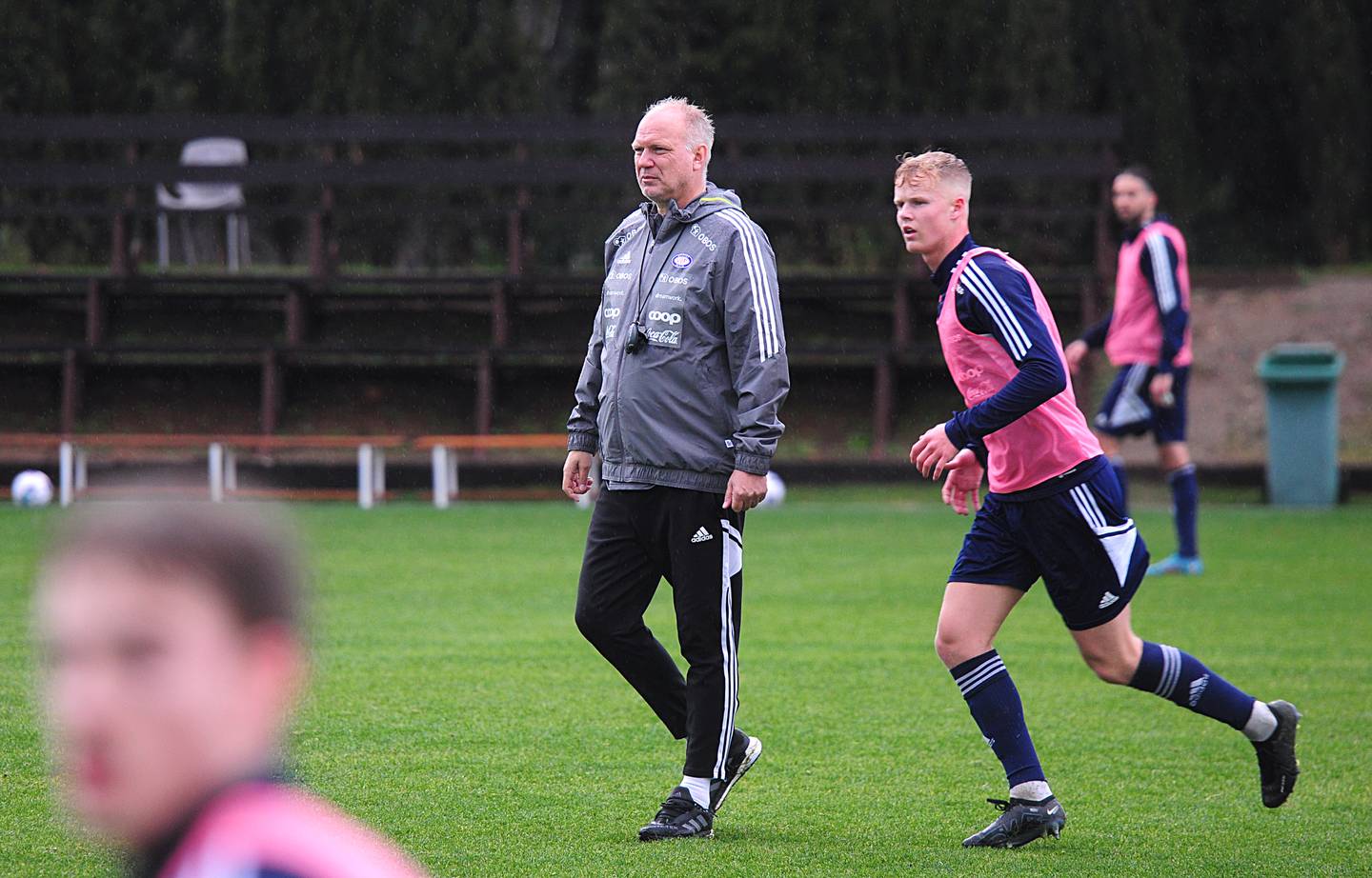 Vålerenga-trener Dag-Eilev Fagermo og Mathias Emilsen på treningsfeltet i Marbella.