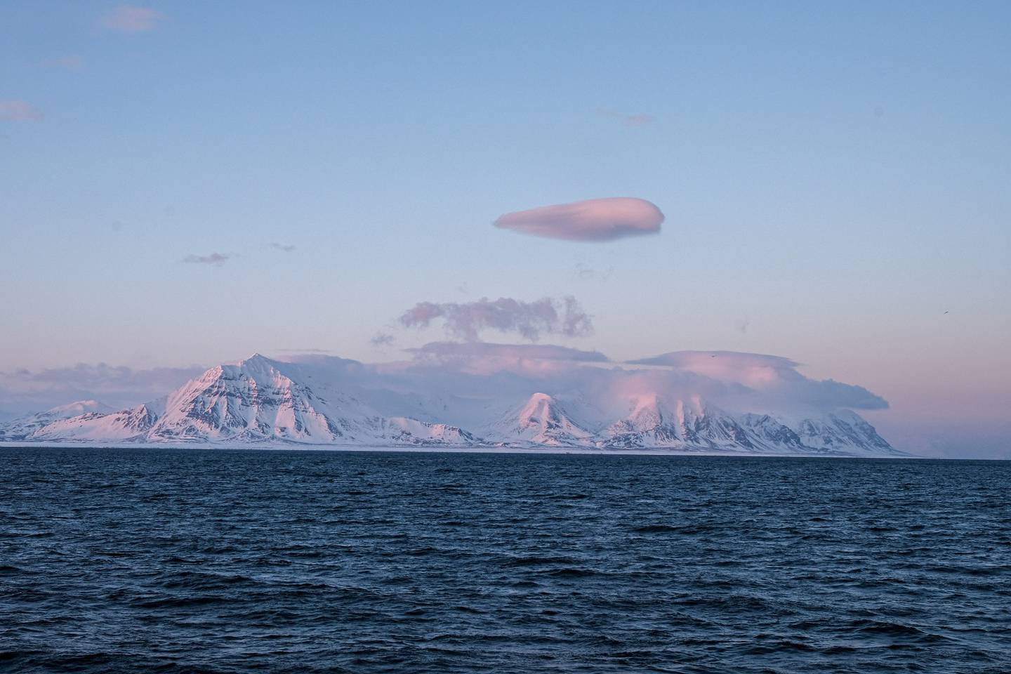 «Fronten mellom varmt Atlanterhavsvann og kaldt vann fra Arktis ligger rundt Svalbard. En liten forskyvning av denne fronten har store konsekvenser for sjøtemperaturen rundt Svalbard.»