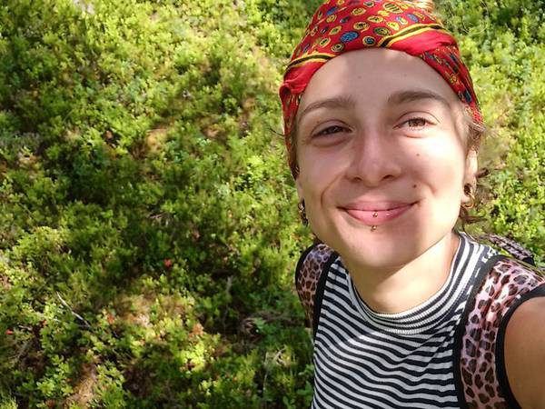 Plukket bær hos norsk bonde: Sara hevder hun mistet bonusen da samboeren ble syk