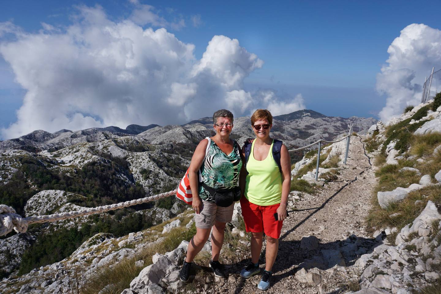 Rita Helene Nygaard og Mona Aagard Nilsen rusler den siste biten opp til Sveti Jure, som ruver 1762 meter over det store, blå Adriaterhavet. Det går bilvei helt opp på toppen.