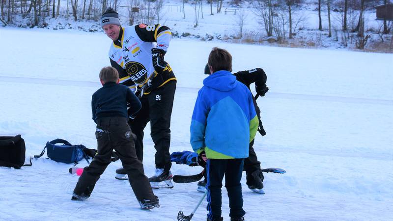 Tommy Kristiansen måtte få pucken forbi tre stykker på isen. Foto: Kristoffer Knutsen